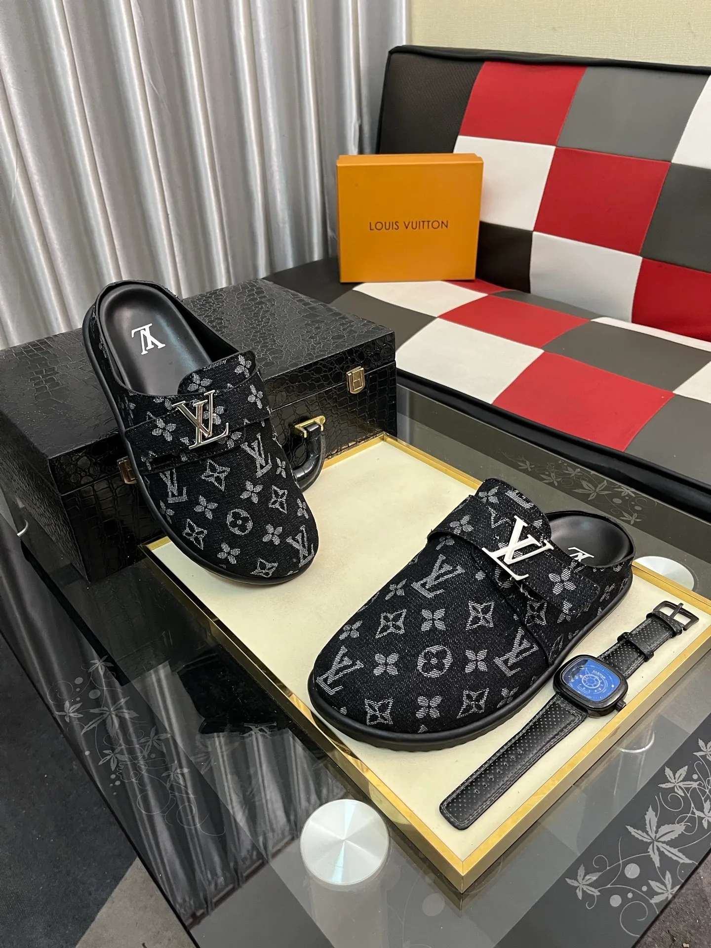 Men's shoes 💰380⌚️⌚️2025 new men's casual sandals and slippers, made of suede cow leather, with Monogram pattern to highlight the trendy style. Adjustable straps illuminated with LV letters, while a resilient insole and micro outsole provide lightweight comfort. Made of suede cow leather with embossed Monogram pattern and brand element metal hardware✅Adjustable straps➕Tough insole‼ ️Micro outsole. Comfortable and easy to wear‼ ️size: 38-443️⃣Colors available